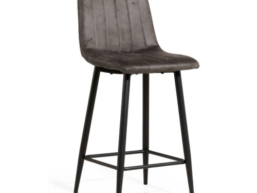 Een moderne L-vormige crèmekleurige sectionele bank met strakke lijnen en minimalistisch design op een witte achtergrond. De bank heeft een chaise longue aan de linkerkant en zwarte poten.