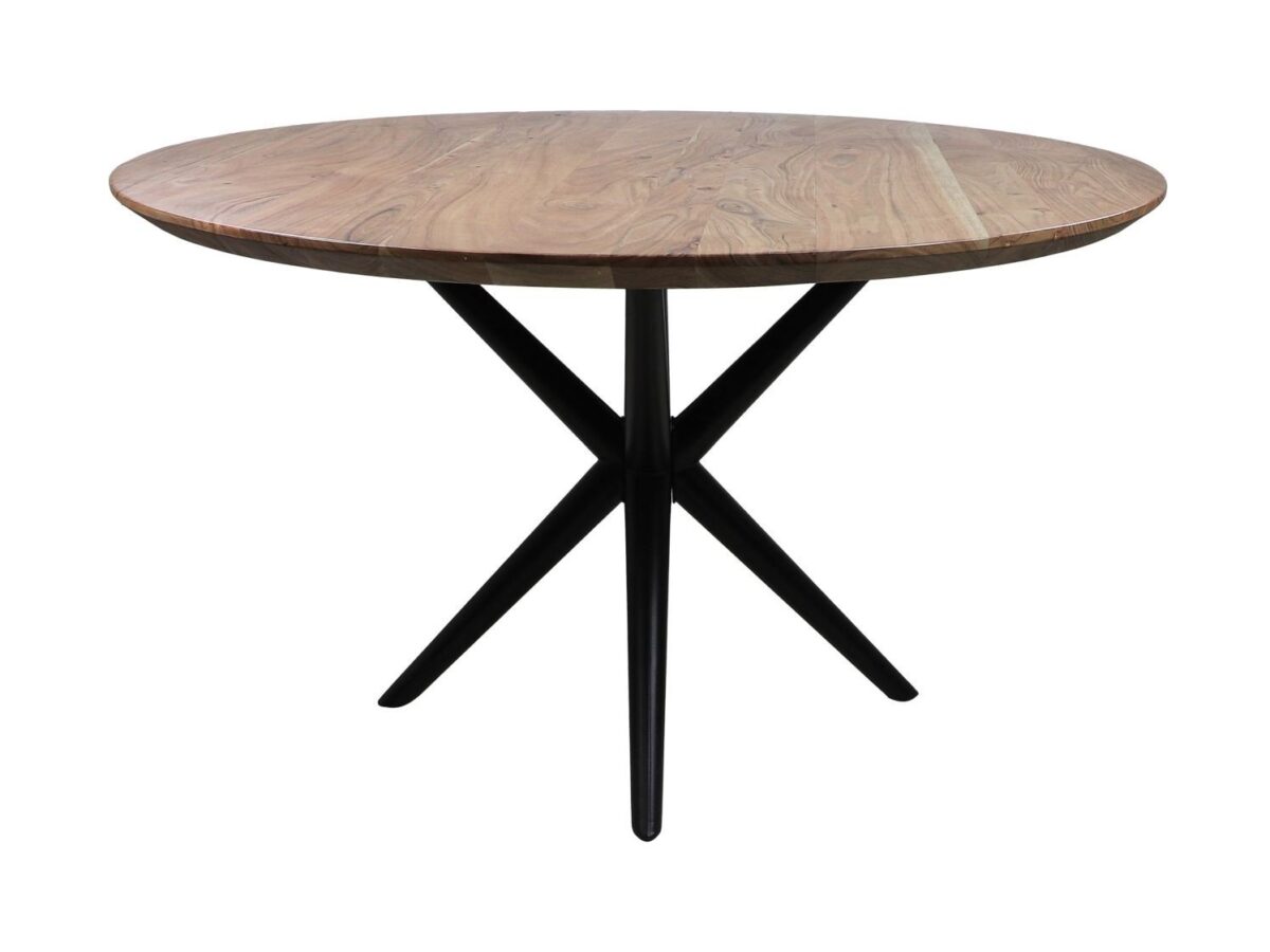 Een ronde houten eettafel met een lichtbruin oppervlak met natuurlijke nerfpatronen. Het heeft een modern design met een zwarte, X-vormige metalen basis.