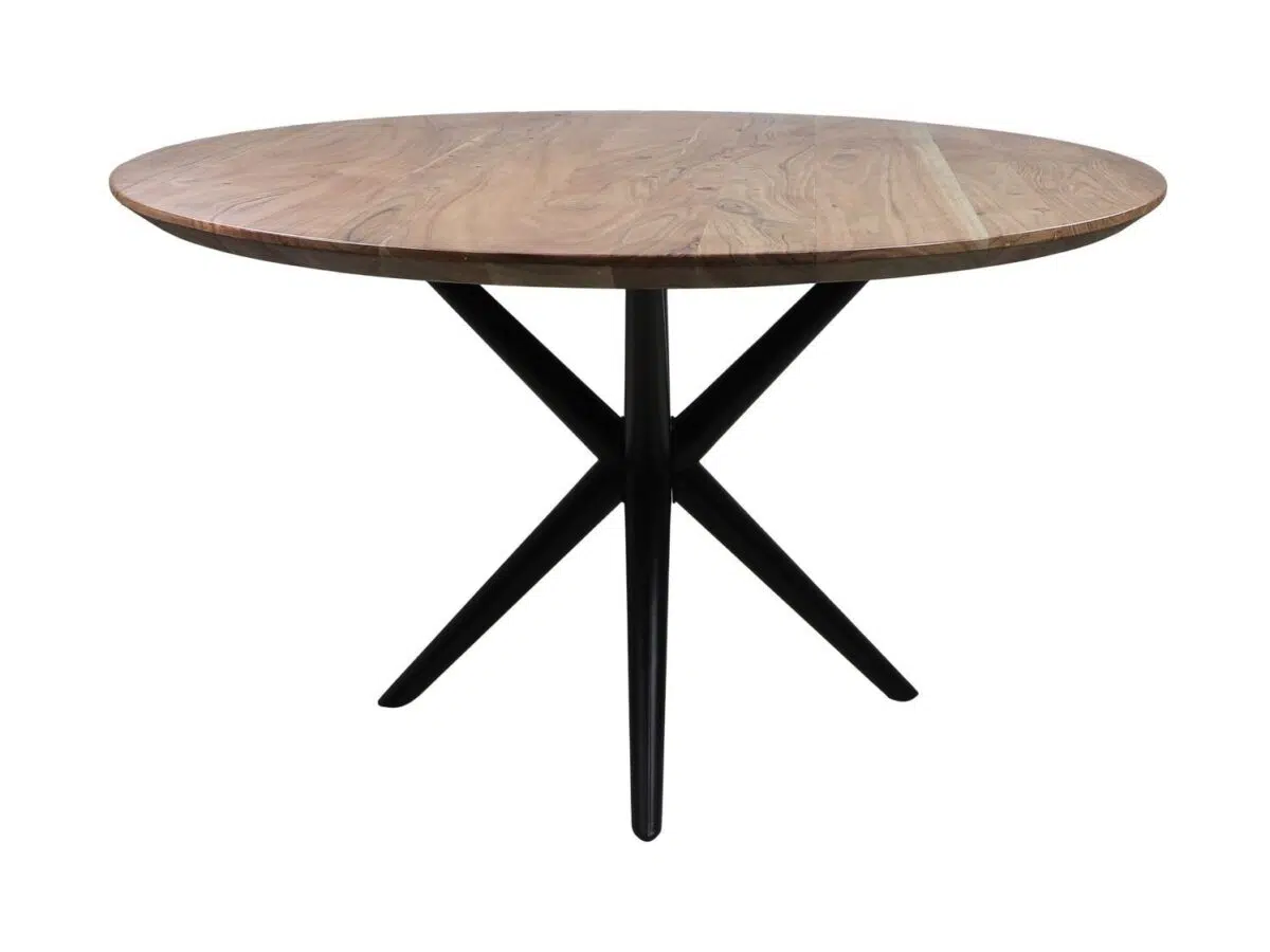 Een ronde houten eettafel met een lichtbruin oppervlak met natuurlijke nerfpatronen. Het heeft een modern design met een zwarte, X-vormige metalen basis.