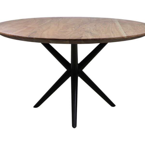 Een ronde houten eettafel met een lichtbruin oppervlak met natuurlijke nerfpatronen. Het heeft een modern design met een zwarte, X-vormige metalen basis.
