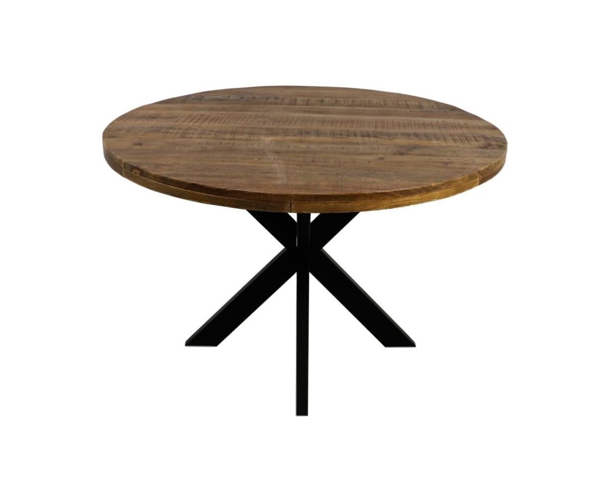 Ronde houten tafel met een glad blad en een rustieke afwerking, ondersteund door een zwart metalen kruisvormig onderstel.