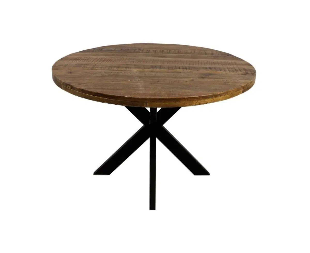 Ronde houten tafel met een glad blad en een rustieke afwerking, ondersteund door een zwart metalen kruisvormig onderstel.
