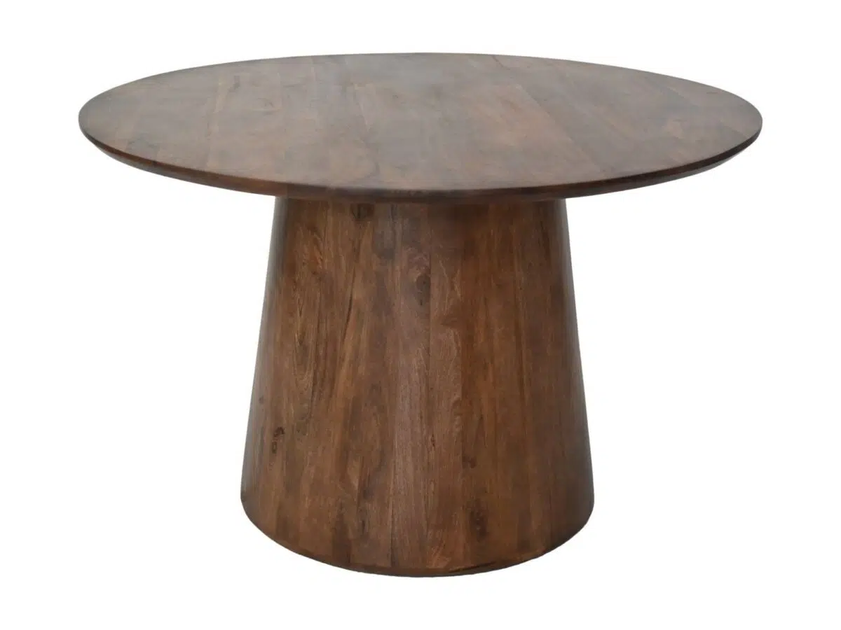 Een ronde houten tafel met een glad oppervlak en een taps toelopende cilindrische basis. Het hout heeft een natuurlijke, gepolijste afwerking, waardoor de nerf wordt benadrukt. De tafel staat op een effen witte achtergrond.