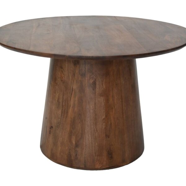Een ronde houten tafel met een glad oppervlak en een taps toelopende cilindrische basis. Het hout heeft een natuurlijke, gepolijste afwerking, waardoor de nerf wordt benadrukt. De tafel staat op een effen witte achtergrond.