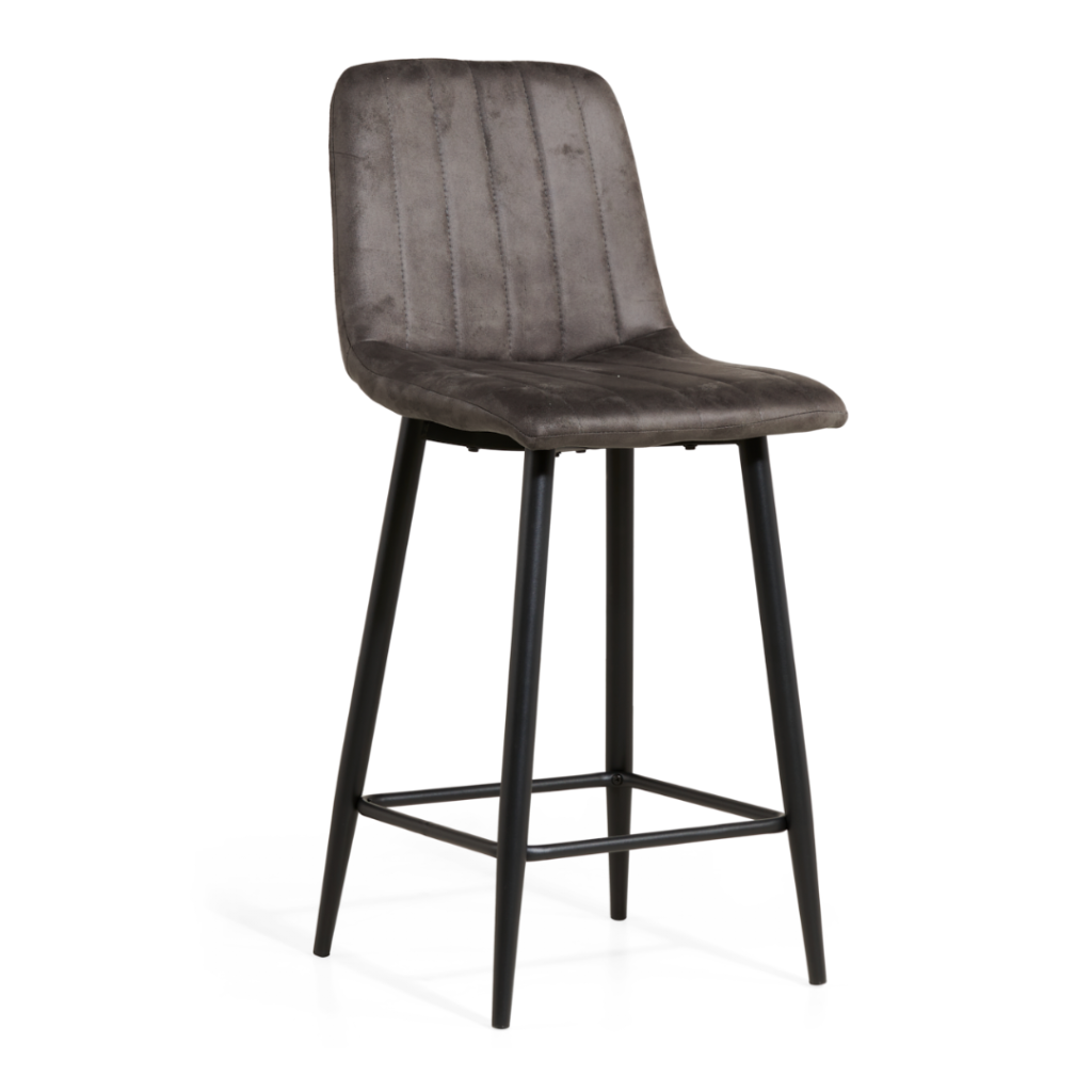 Een moderne barkruk met een grijze, beklede zitting en rugleuning met verticale stiksels. Het heeft vier zwarte metalen poten met een voetensteun die ze aan de basis verbindt. De kruk is gefotografeerd tegen een effen witte achtergrond.