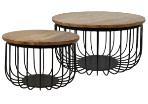 Twee ronde salontafels met houten bladen en zwarte metalen wireframe-onderstellen. De tafels hebben verschillende afmetingen, de kleinere aan de linkerkant en de grotere aan de rechterkant, wat een moderne en minimalistische look creëert.