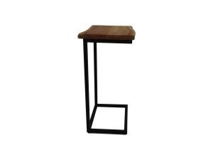 Een minimalistische bijzettafel met een rechthoekig houten blad en een zwart metalen frame. Het ontwerp vormt een open kubusbasis, wat het een moderne en strakke uitstraling geeft. De tafel wordt getoond tegen een effen witte achtergrond.