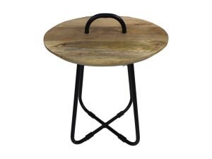 Een kleine ronde houten kruk met een natuurlijke afwerking en een zwarte metalen handgreep bovenop. Het heeft een minimalistisch ontwerp met zwarte metalen poten die elkaar kruisen in een X-vorm aan de basis.