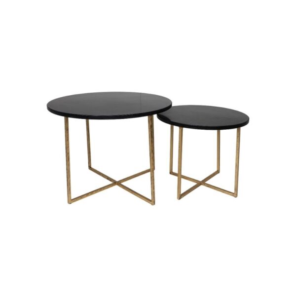 Twee ronde bijzettafels met zwarte bovenkanten en gouden metalen onderstellen. De grotere tafel is hoger en staat iets achter de kleinere, wat een minimalistisch en modern design laat zien.