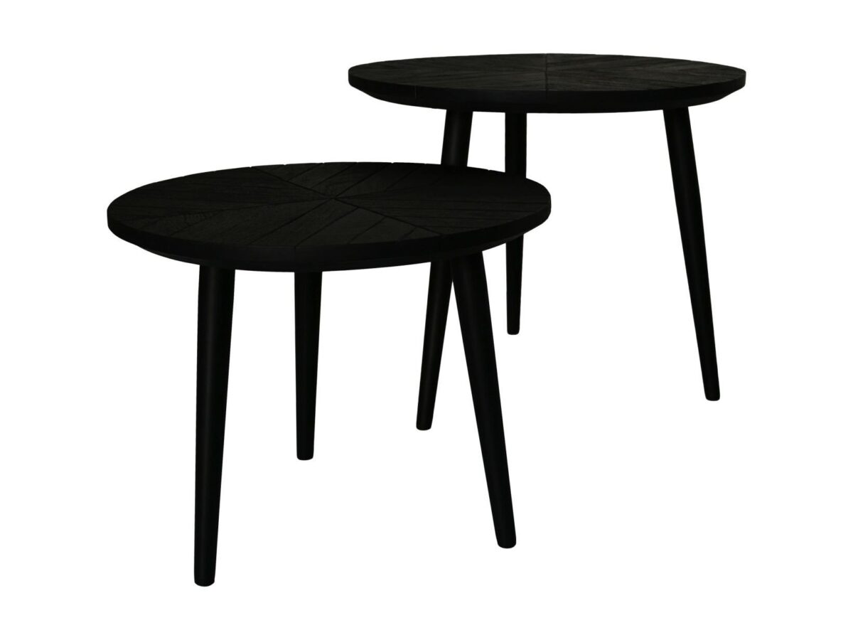 Twee ronde, zwarte houten bijzettafels met elk drie taps toelopende poten. De tafels zijn van licht verschillende hoogtes, diagonaal geplaatst met de een achter de ander op een witte achtergrond.
