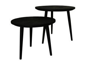 Twee ronde, zwarte houten bijzettafels met elk drie taps toelopende poten. De tafels zijn van licht verschillende hoogtes, diagonaal geplaatst met de een achter de ander op een witte achtergrond.