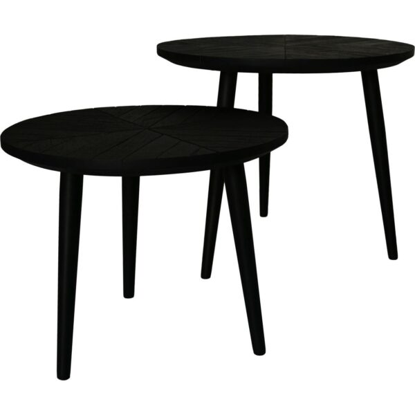 Twee ronde, zwarte houten bijzettafels met elk drie taps toelopende poten. De tafels zijn van licht verschillende hoogtes, diagonaal geplaatst met de een achter de ander op een witte achtergrond.