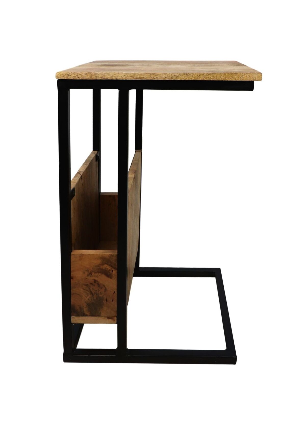 Zijaanzicht van een moderne bijzettafel met een zwart metalen frame en een rechthoekig houten blad. De tafel heeft een uniek omgekeerd L-vormig ontwerp met een houten tijdschriftenhouder eronder. De stijl is minimalistisch en industrieel.