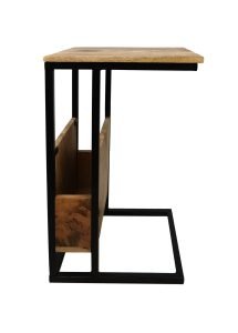 Zijaanzicht van een moderne bijzettafel met een zwart metalen frame en een rechthoekig houten blad. De tafel heeft een uniek omgekeerd L-vormig ontwerp met een houten tijdschriftenhouder eronder. De stijl is minimalistisch en industrieel.