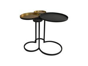Een moderne, gelaagde bijzettafel met een zwart metalen frame. Het heeft drie ronde oppervlakken in verschillende maten, met één groot zwart blad en twee kleinere gouden bladen, op elkaar kruisende slanke poten.