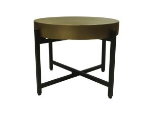 Een ronde, goudkleurige drumtafel met een metalen afwerking staat op een zwart metalen onderstel met vier poten, voorzien van een dwarsbalk ter ondersteuning.
