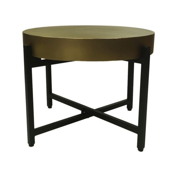 Een ronde, goudkleurige drumtafel met een metalen afwerking staat op een zwart metalen onderstel met vier poten, voorzien van een dwarsbalk ter ondersteuning.