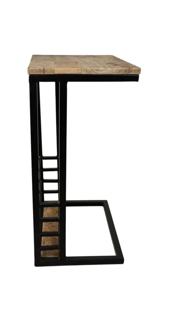 Zijaanzicht van een C-vormige bijzettafel met een houten blad en een zwart metalen frame. Het ontwerp bevat open rechthoekige ruimtes aan één kant, wat het een moderne en minimalistische uitstraling geeft.