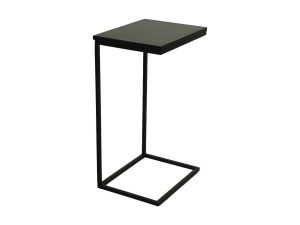 Een strakke, moderne zwarte metalen bijzettafel met een minimalistisch design. Het L-vormige frame ondersteunt een rechthoekig blad en de open basis zorgt ervoor dat het over een bank of stoelarm past.