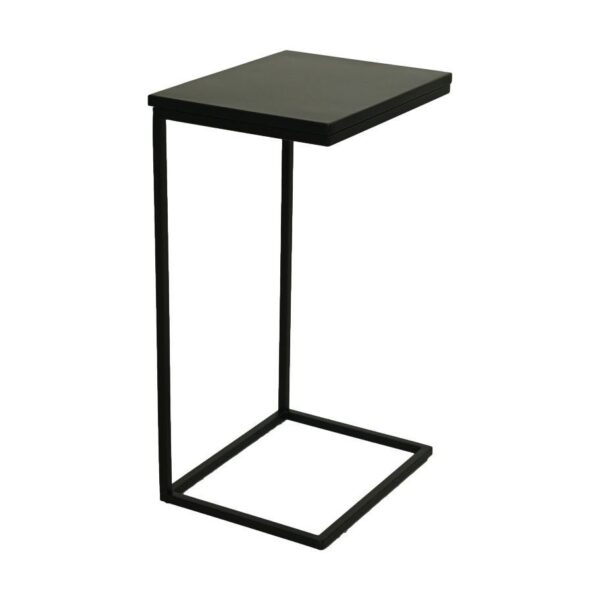 Een strakke, moderne zwarte metalen bijzettafel met een minimalistisch design. Het L-vormige frame ondersteunt een rechthoekig blad en de open basis zorgt ervoor dat het over een bank of stoelarm past.