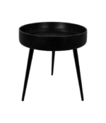 Een kleine, ronde zwarte tafel met een dienbladachtig blad en drie slanke poten. De tafel heeft een minimalistisch ontwerp, wat zorgt voor een moderne en strakke uitstraling.