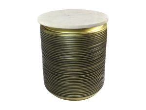 Een ronde bijzettafel met een wit marmeren blad en een geribbelde, cilindrische basis van messing. Het ontwerp is modern en elegant, en combineert gladde en gestructureerde oppervlakken.