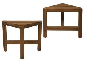 Twee houten hoekbanken met driehoekige bovenkanten en lattenoppervlakken. Elke bank heeft drie poten en is ontworpen om netjes in een hoek te passen. Het hout heeft een natuurlijke afwerking, waardoor de nerf en textuur worden benadrukt.