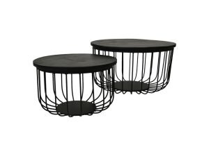 Twee ronde zwarte salontafels met massieve bladen en draadframe onderstellen. De ene tafel is kleiner dan de andere en beide hebben een modern, minimalistisch design. Ze staan tegen een effen witte achtergrond.