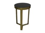 Een kleine ronde bijzettafel met een zwart blad en een gouden metalen frame. De tafel heeft drie poten die elkaar kruisen bij de basis, wat zorgt voor een modern en strak design.