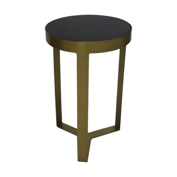 Een kleine ronde bijzettafel met een zwart blad en een gouden metalen frame. De tafel heeft drie poten die elkaar kruisen bij de basis, wat zorgt voor een modern en strak design.