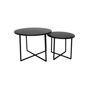 Twee moderne nesttafels met zwarte ronde bladen en minimalistische zwarte metalen frames. De grotere tafel is iets hoger, waarbij beide tafels open, geometrische basisontwerpen hebben.
