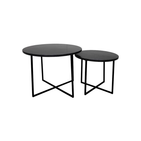 Twee moderne nesttafels met zwarte ronde bladen en minimalistische zwarte metalen frames. De grotere tafel is iets hoger, waarbij beide tafels open, geometrische basisontwerpen hebben.