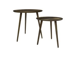 Twee ronde, bronzen nesttafels met elk drie slanke poten. De ene tafel is iets hoger dan de andere, waardoor een gelaagd effect ontstaat. Beide hebben een rustieke, metalen afwerking met een eenvoudig, minimalistisch ontwerp.