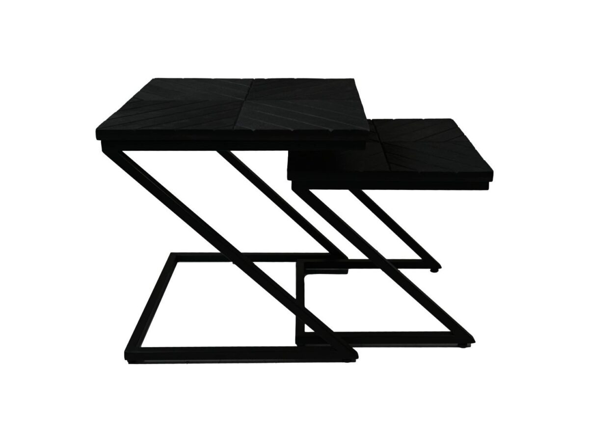 Twee zwarte, moderne zigzag bijzettafels met vierkante bladen en open, hoekige metalen bases zijn op elkaar gestapeld. De tafels hebben een strak design, waarbij de kleinere tafel gedeeltelijk onder de grotere past.
