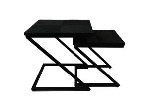 Twee zwarte, moderne zigzag bijzettafels met vierkante bladen en open, hoekige metalen bases zijn op elkaar gestapeld. De tafels hebben een strak design, waarbij de kleinere tafel gedeeltelijk onder de grotere past.