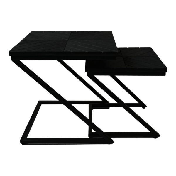 Twee zwarte, moderne zigzag bijzettafels met vierkante bladen en open, hoekige metalen bases zijn op elkaar gestapeld. De tafels hebben een strak design, waarbij de kleinere tafel gedeeltelijk onder de grotere past.