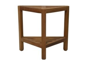 Een houten hoekkruk met een driehoekige zitting en lattendesign. De kruk heeft drie poten en is gemaakt van lichtgekleurd hout, wat een minimalistisch en functioneel design biedt.