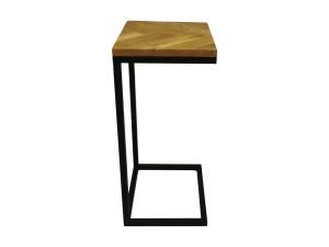 Een minimalistische C-vormige bijzettafel met een licht houten blad en een zwart metalen frame. Het blad heeft een visgraatmotief.