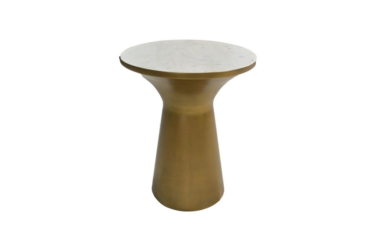 Een ronde bijzettafel met een glad, wit marmeren blad en een taps toelopende, cilindrische basis met een gouden afwerking, afgebeeld tegen een witte achtergrond.