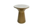 Een ronde bijzettafel met een glad, wit marmeren blad en een taps toelopende, cilindrische basis met een gouden afwerking, afgebeeld tegen een witte achtergrond.