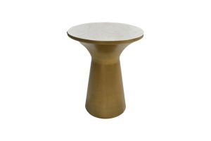 Een ronde bijzettafel met een glad, wit marmeren blad en een taps toelopende, cilindrische basis met een gouden afwerking, afgebeeld tegen een witte achtergrond.