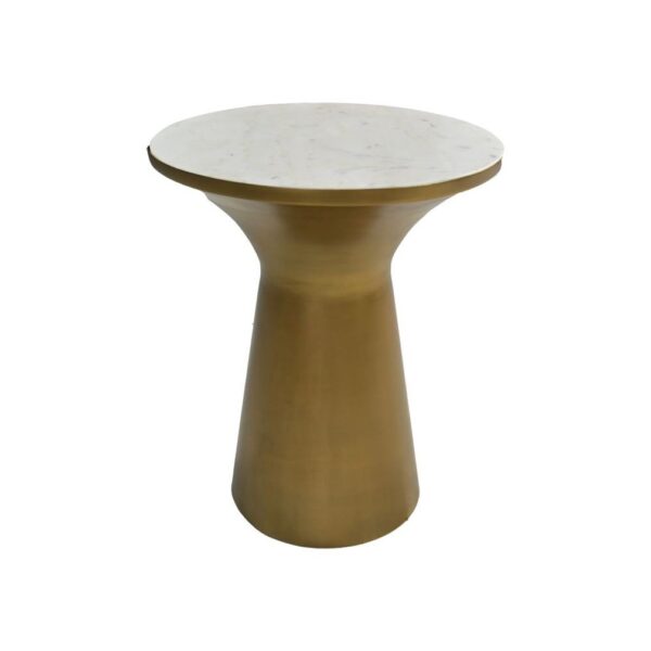 Een ronde bijzettafel met een glad, wit marmeren blad en een taps toelopende, cilindrische basis met een gouden afwerking, afgebeeld tegen een witte achtergrond.