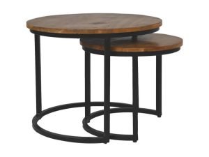 Twee ronde in elkaar passende tafels met houten bladen en zwarte metalen frames. De grotere tafel overlapt de kleinere gedeeltelijk, waardoor een compact, modern ontwerp ontstaat.