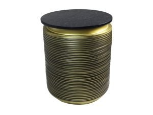 Een cilindervormige, accordeon-achtige, gouden vaas met een gestructureerd oppervlak en een plat, rond, zwart deksel.