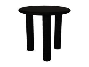Een kleine, zwarte, ronde tafel met drie dikke cilindrische poten. De tafel heeft een minimalistisch design en oogt stevig door de solide constructie. De achtergrond is effen wit.