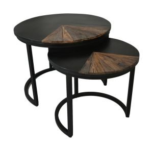 Twee ronde zwarte nesttafels met segmentontwerpen met houttexturen. De tafels hebben metalen frames en zijn in een overlappende opstelling geplaatst.