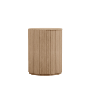 Een cilindrische houten bijzettafel met verticale groeven. De tafel heeft een glad bovenblad en een elegant, minimalistisch design, met een natuurlijke houtfinish.