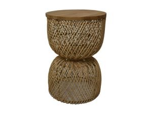 Een gevlochten bijzettafel in de vorm van een zandloper met een ronde houten bovenkant en onderkant. Het ontwerp is voorzien van ingewikkeld vlechtwerk dat een gaaspatroon vormt, wat een rustieke en natuurlijke uitstraling creëert.