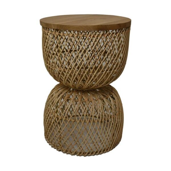 Een gevlochten bijzettafel in de vorm van een zandloper met een ronde houten bovenkant en onderkant. Het ontwerp is voorzien van ingewikkeld vlechtwerk dat een gaaspatroon vormt, wat een rustieke en natuurlijke uitstraling creëert.
