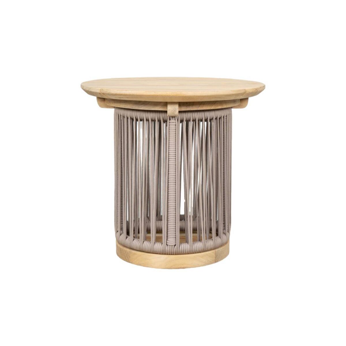 Een ronde houten bijzettafel met een glad bovenblad. De basis is voorzien van verticale touwdetails, waardoor een kooi-achtige uitstraling ontstaat. De tafel heeft een natuurlijke afwerking, waarbij de houtnerf en neutrale tinten worden benadrukt.